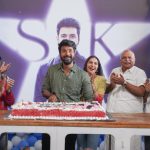 நடிகர் சிவகார்த்திகேயன் படக்குழுவினர் முன்னிலையில் கேக் வெட்டி தனது பிறந்த நாளை கொண்டாடினார்.