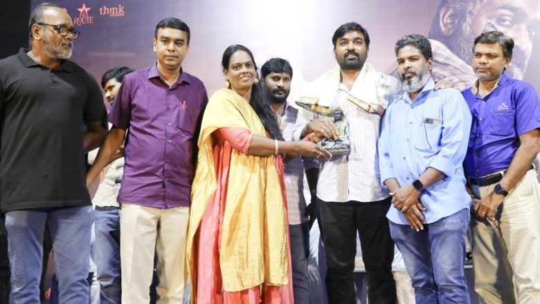 தமிழ்த் திரைப்பட பத்திரிகையாளர் சங்கம் சார்பில் நடிகர் விஜயசேதுபதி அவர்களுக்கு புத்தர் சிலை பரிசளித்து,