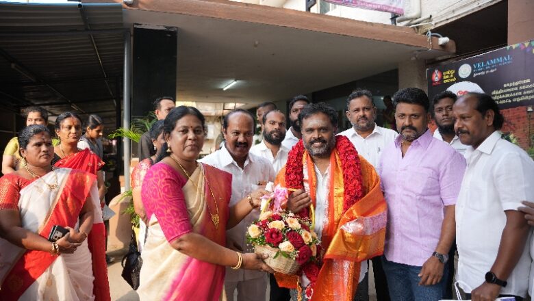 12-வது வீதி விருது விழா நலிவுற்ற 100 கலைஞர்களுக்கு ஒவ்வொருவருக்கும் ரூபாய் பத்தாயிரம்  பணமுடிப்பு வழங்கப்பட்டது.
