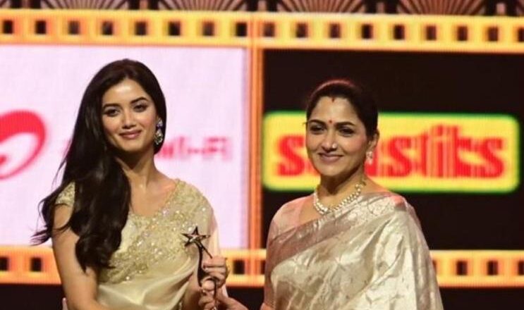 SIIMA சிறந்த அறிமுக நடிகை விருதை வென்று அசத்திய, நடிகை பாக்யஸ்ரீ போஸ் !!