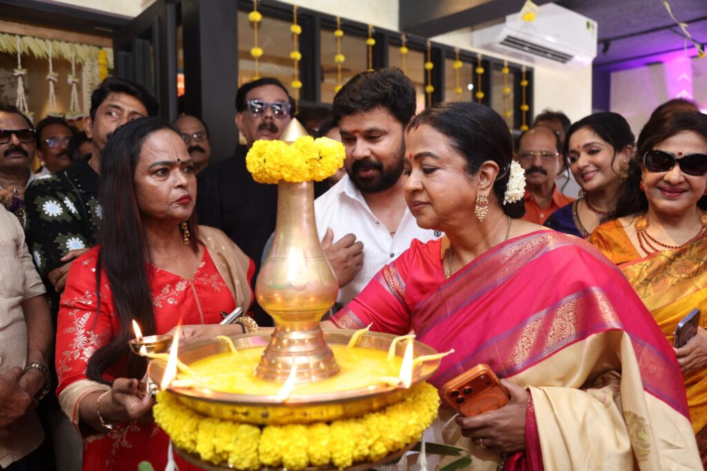 தி புட்டு – Dhe Puttu’ உணவகத்தின் கிளையை தொடங்கிய நடிகர் திலீப் – காவ்யா மாதவன் தம்பதிகள்*